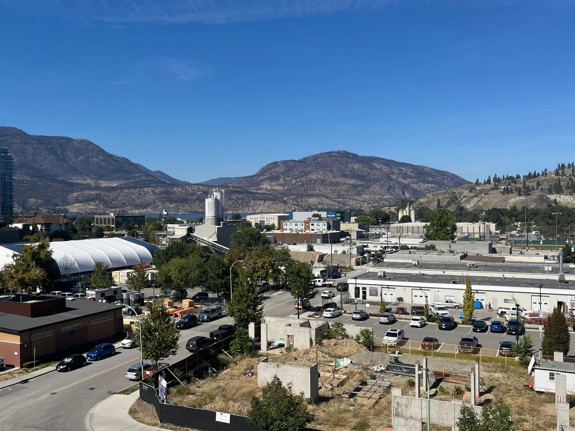 Charming 2 Bed, 1 Bath Fully Furnished Downtown Condo Associated