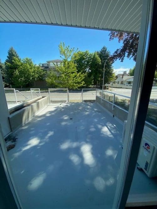 DOWTOWN STUDIO, LARGE PATIO ! Associated Property Management